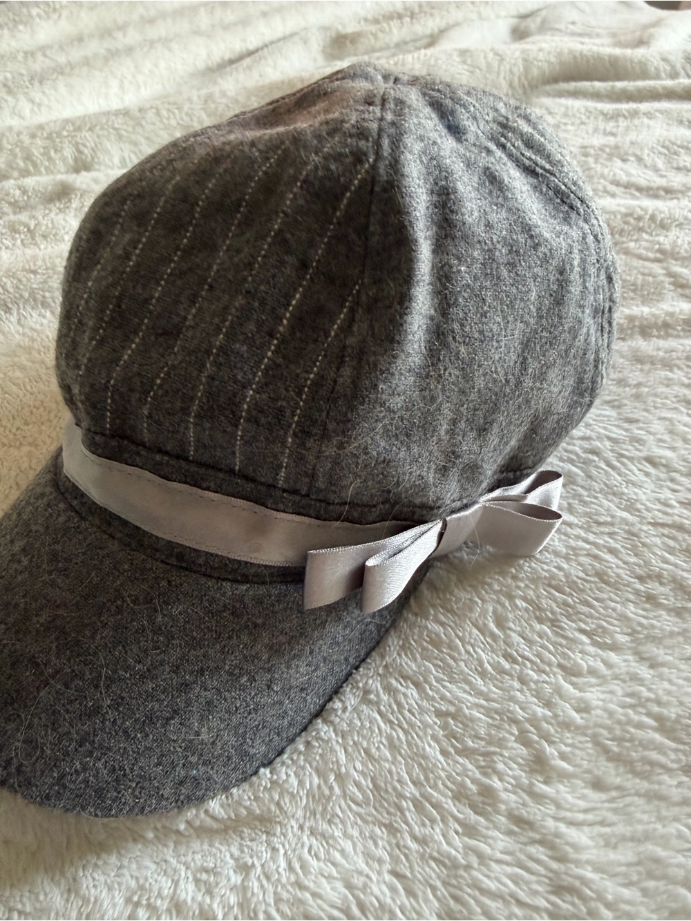 GAP Grey Newsboy Lined Cap with Elastic Back and Silver Bow